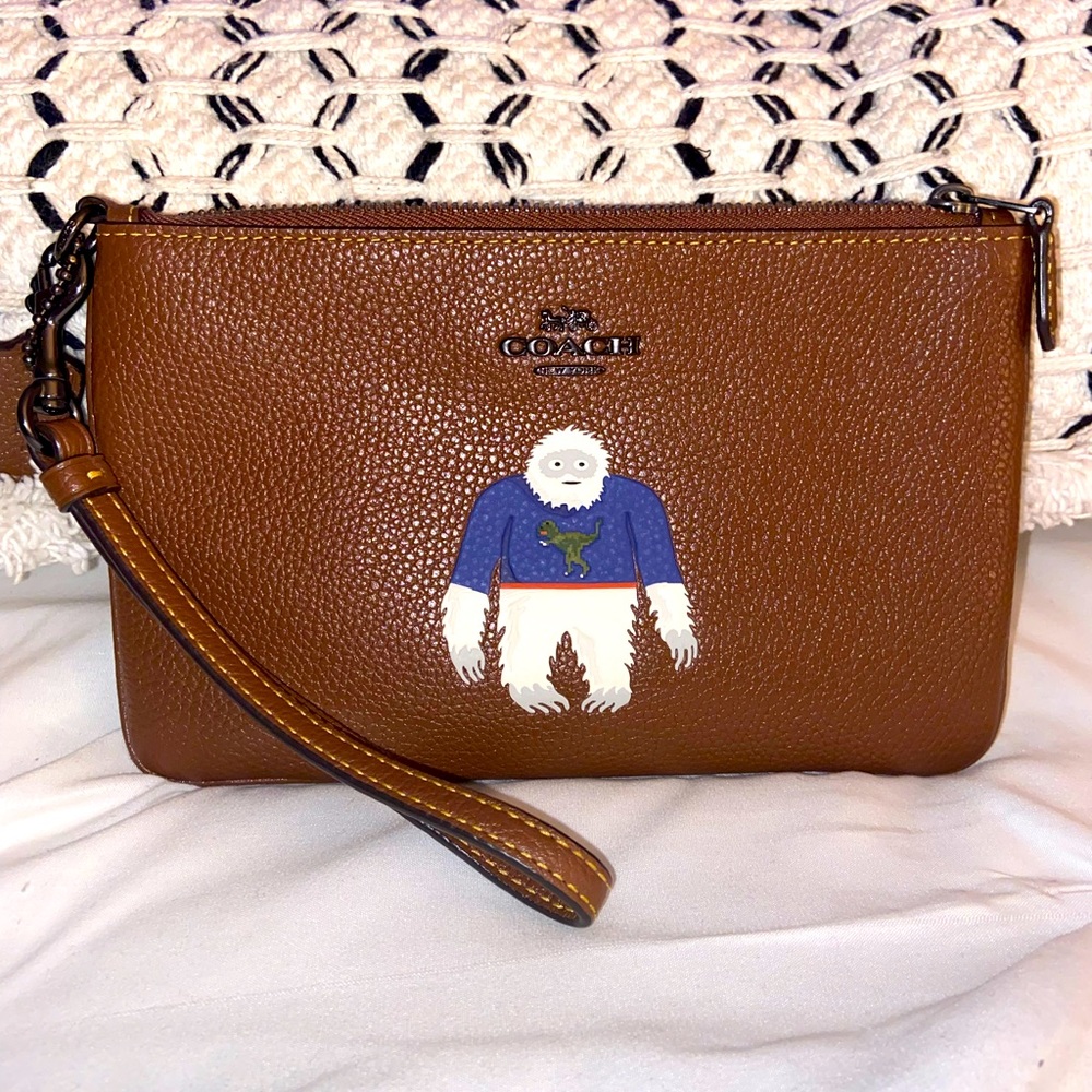 Medium size  coach wristlet, condition pre-owned new.